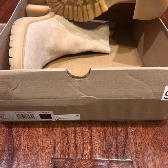 Woman's 9.5 Dolce Vita Dune suede Heeled Boots NWOT- Neutral/casual/pull on - Picture 2 of 2